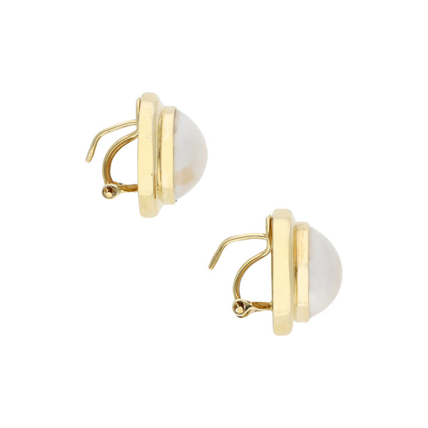 Aretes lisos con media perla en oro amarillo 14 kilates.