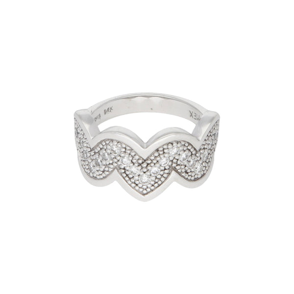 Anillo ondulado con diamantes en oro blanco 14 kilates.