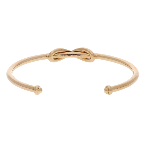 Pulsera de arillo abierta firma Tiffany & Co. motivo nudo en oro rosa 18 kilates.