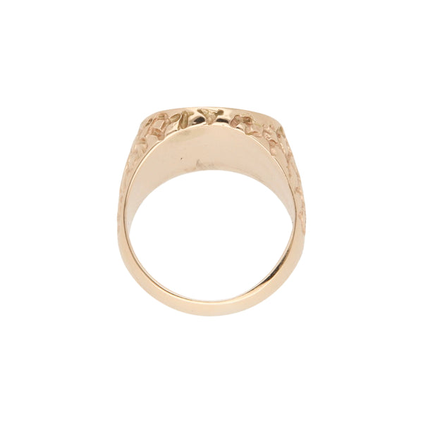 Anillo tipo sello con sintéticos en oro amarillo 12 kilates.