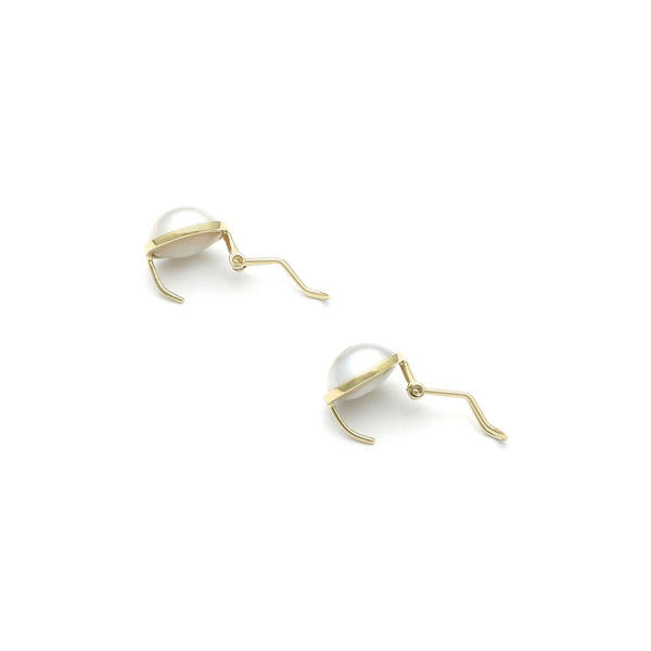 Aretes diseño especial con medias perlas en oro amarillo 14 kilates.