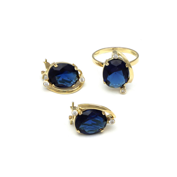 Juego de anillo y aretes calados con zafiros y sintéticos en oro amarillo 14 kilates.