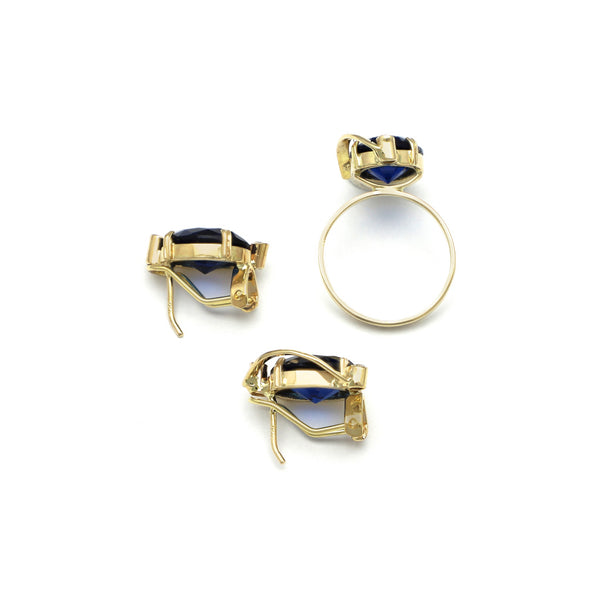 Juego de anillo y aretes calados con zafiros y sintéticos en oro amarillo 14 kilates.