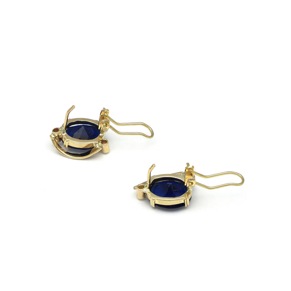 Juego de anillo y aretes calados con zafiros y sintéticos en oro amarillo 14 kilates.