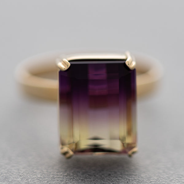 Juego de anillo y aretes diseño especial con diamantes y amatista bicolor en oro amarillo 14 kilates.