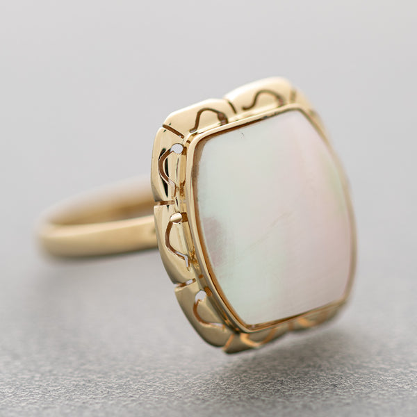 Juego de anillo y aretes calados con osmeñas en oro amarillo 14 kilates.