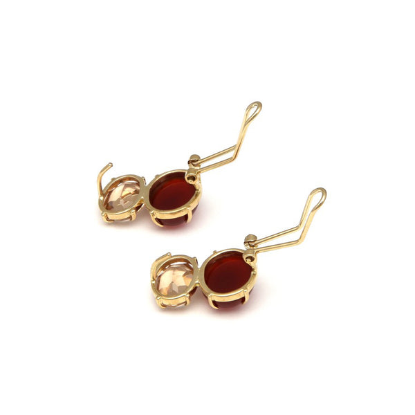 Aretes diseño especial con topacio y cornolita en oro amarillo 14 kilates.