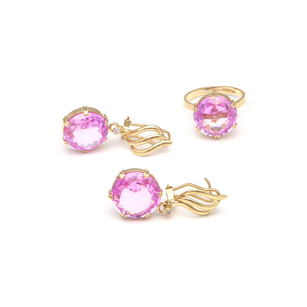 Juego de anillo y aretes estilizados con colgantes de rosas de Francia y sintéticos en oro amarillo 14 kilates.