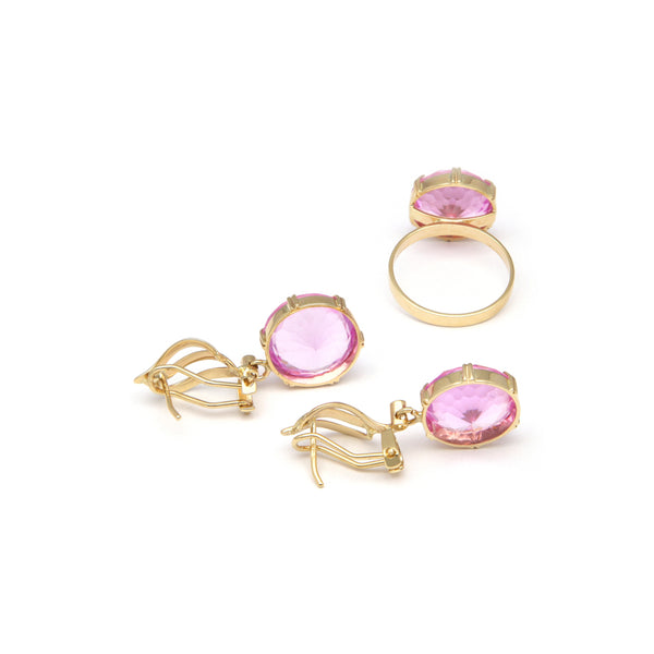 Juego de anillo y aretes estilizados con colgantes de rosas de Francia y sintéticos en oro amarillo 14 kilates.