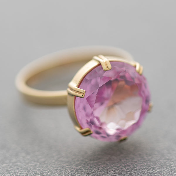 Juego de anillo y aretes estilizados con colgantes de rosas de Francia y sintéticos en oro amarillo 14 kilates.