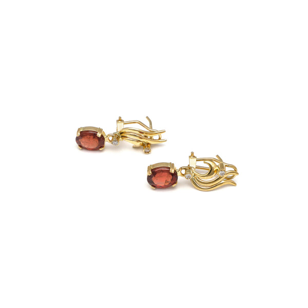 Aretes diseño especial con colgantes diamantes y titanita en oro amarillos 14 kilates.