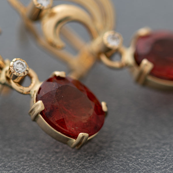 Aretes diseño especial con colgantes diamantes y titanita en oro amarillos 14 kilates.