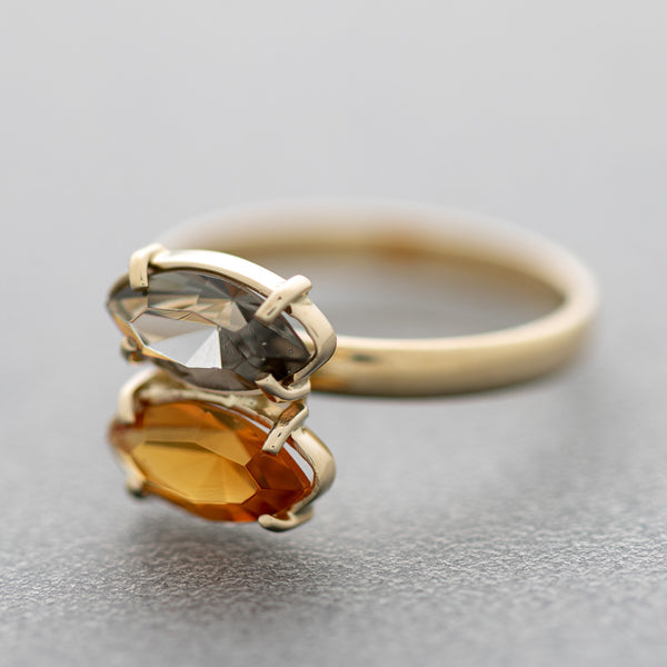 Juego de anillo y aretes diseño especial con citrino y topacio ahumado en oro amarillos 14 kilates.