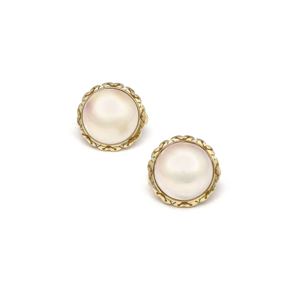 Aretes calados con media perla en oro amarillo 14 kilates.