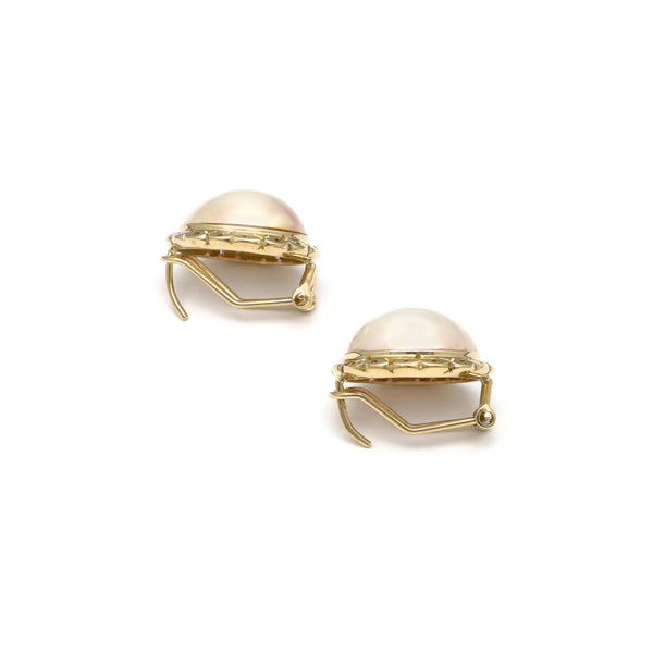Aretes calados con media perla en oro amarillo 14 kilates.