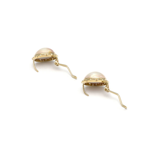 Aretes calados con media perla en oro amarillo 14 kilates.