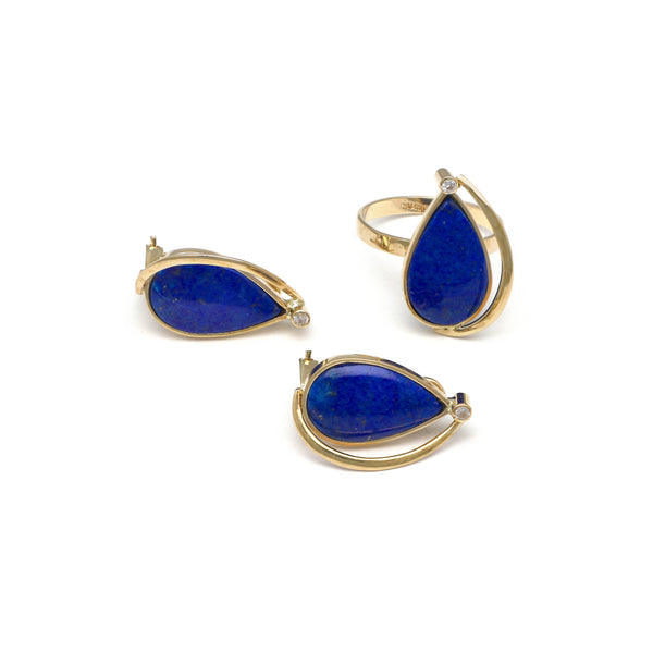 Juego de anillo y aretes calados con lapislazuli y sintéticos en oro amarillo 14 kilates.