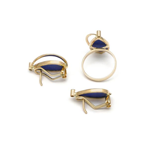 Juego de anillo y aretes calados con lapislazuli y sintéticos en oro amarillo 14 kilates.