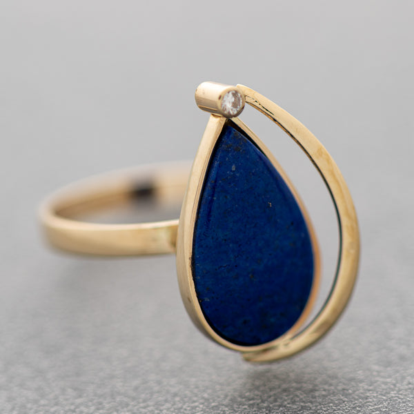 Juego de anillo y aretes calados con lapislazuli y sintéticos en oro amarillo 14 kilates.