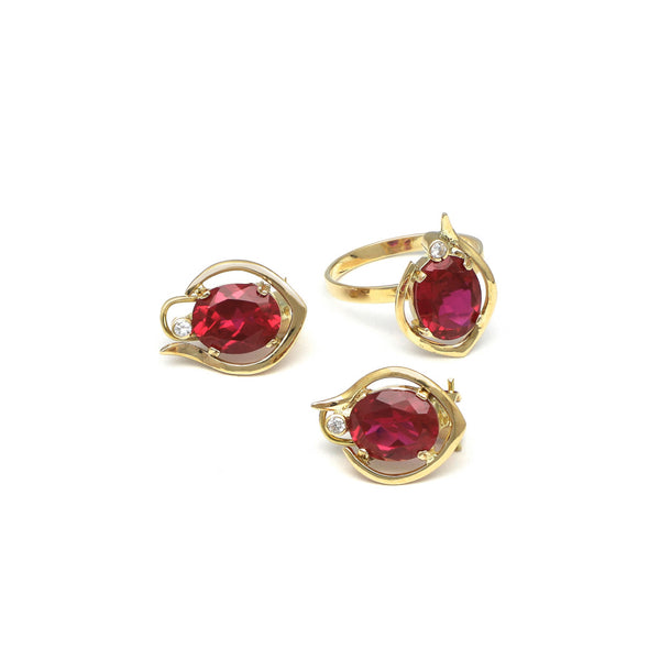 Juego de anillo y aretes calados con rubíes y sintéticos en oro amarillo 14 kilates.