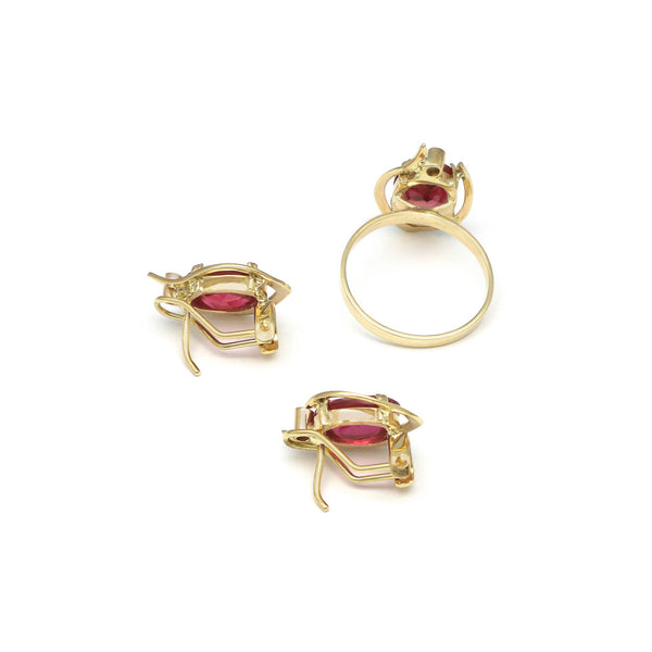 Juego de anillo y aretes calados con rubíes y sintéticos en oro amarillo 14 kilates.