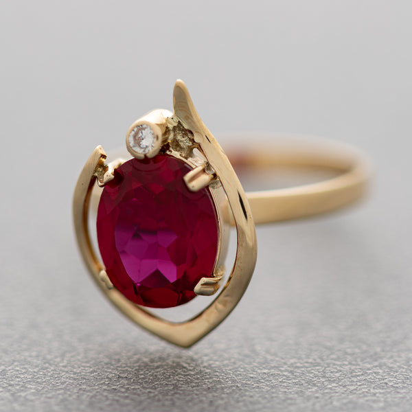 Juego de anillo y aretes calados con rubíes y sintéticos en oro amarillo 14 kilates.