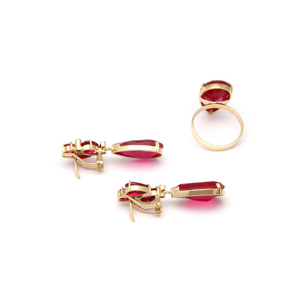 Juego de anillo y aretes estilizados con colgantes de rubíes y sintéticos en oro amarillo 14 kilates.