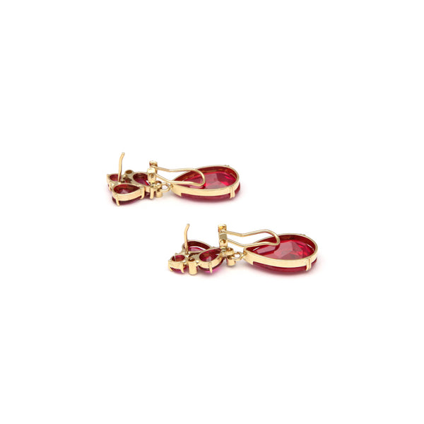 Juego de anillo y aretes estilizados con colgantes de rubíes y sintéticos en oro amarillo 14 kilates.