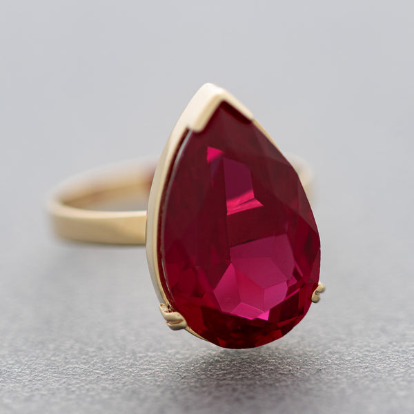 Juego de anillo y aretes estilizados con colgantes de rubíes y sintéticos en oro amarillo 14 kilates.