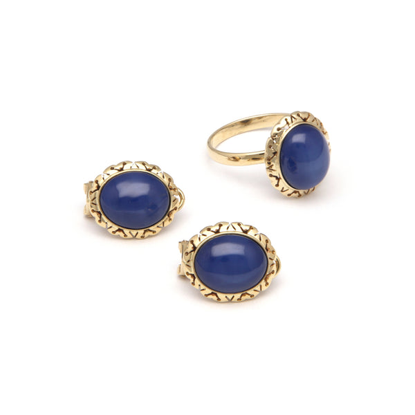 Juego de anillo y aretes calados con zafiro estrella en oro amarillo 14 kilates.