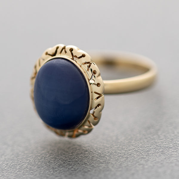 Juego de anillo y aretes calados con zafiro estrella en oro amarillo 14 kilates.
