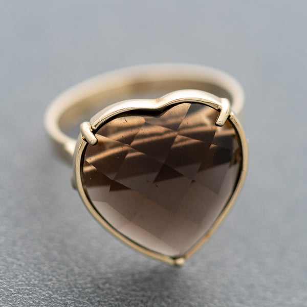 Juego de anillo y aretes estilizados con colgantes de diamantes y topacios en oro amarillo 14 kilates.