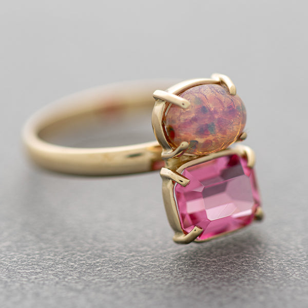 Juego de anillo y aretes diseño especial con rosa de Francia y ópalo en oro amarillo 14 kilates.