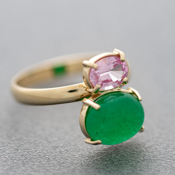 Juego de anillo y aretes diseño especial con jade y Rosa de Francia en oro amarillo 14 kilates.