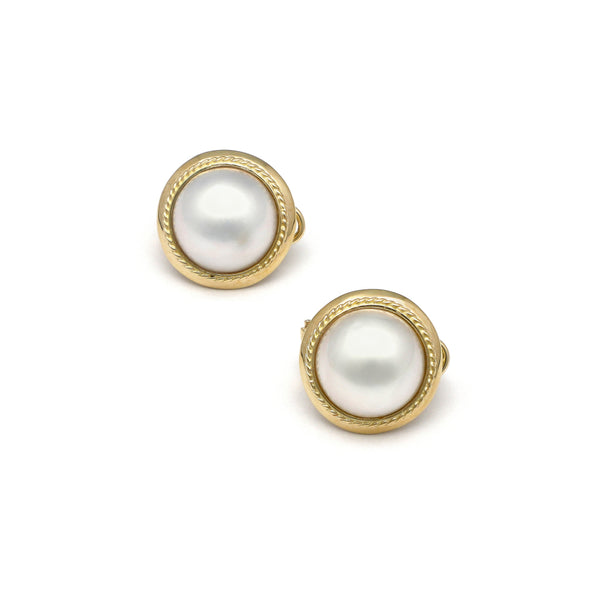 Aretes estriados con media perla en oro amarillo 14 kilates.