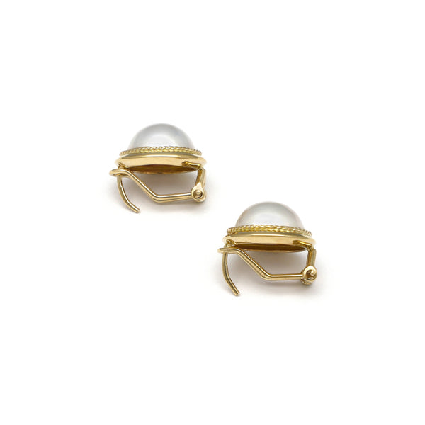 Aretes estriados con media perla en oro amarillo 14 kilates.