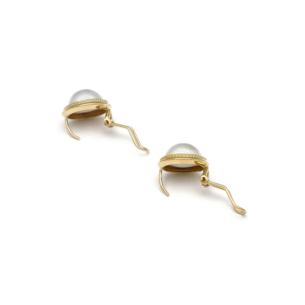 Aretes estriados con media perla en oro amarillo 14 kilates.
