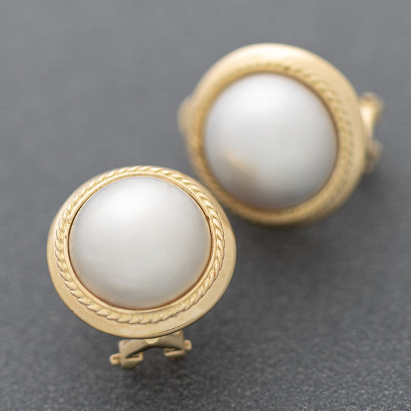 Aretes estriados con media perla en oro amarillo 14 kilates.