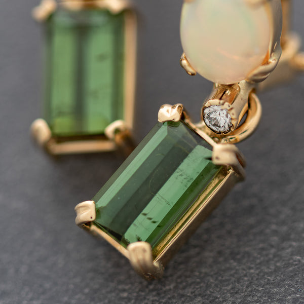 Aretes diseño especial con colgantes de diamantes, turmalina y ópalo en oro amarillo 14 kilates.