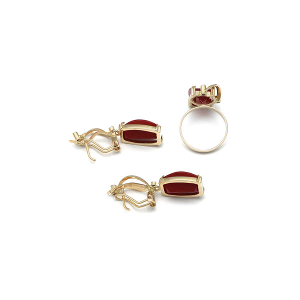 Juego de anillo y aretes estilizados con colgantes de rubíes y sintéticos en oro amarillo 14 kilates.