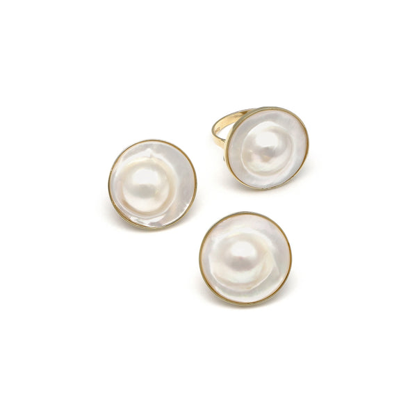 Juego de anillo y aretes diseño especial con media perla blíster en oro amarillo 14 kilates.