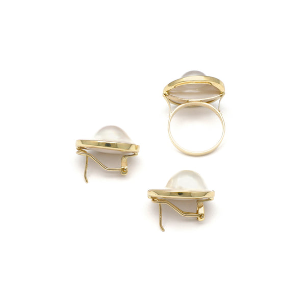 Juego de anillo y aretes diseño especial con media perla blíster en oro amarillo 14 kilates.