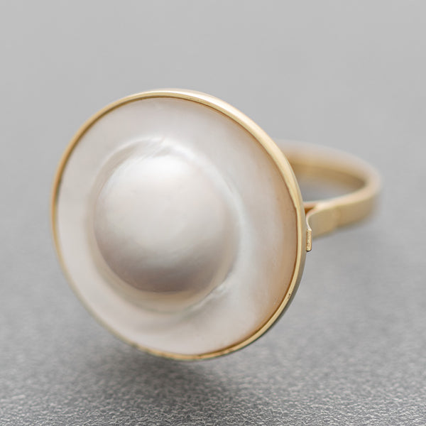 Juego de anillo y aretes diseño especial con media perla blíster en oro amarillo 14 kilates.