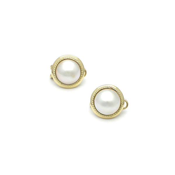 Aretes estriados con media perla en oro amarillo 14 kilates.