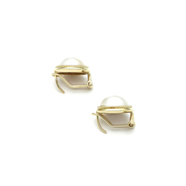 Aretes estriados con media perla en oro amarillo 14 kilates.