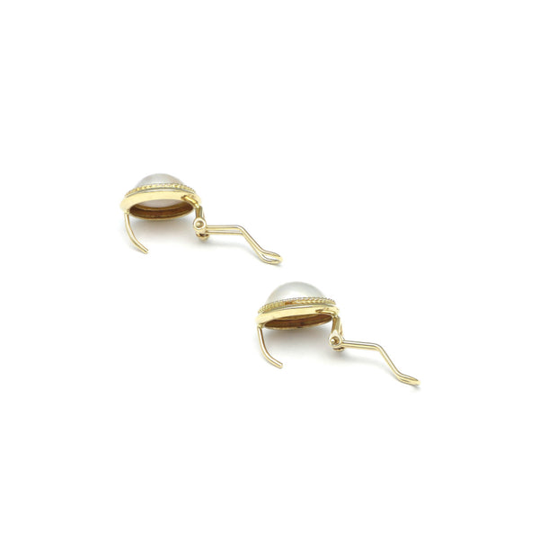 Aretes estriados con media perla en oro amarillo 14 kilates.