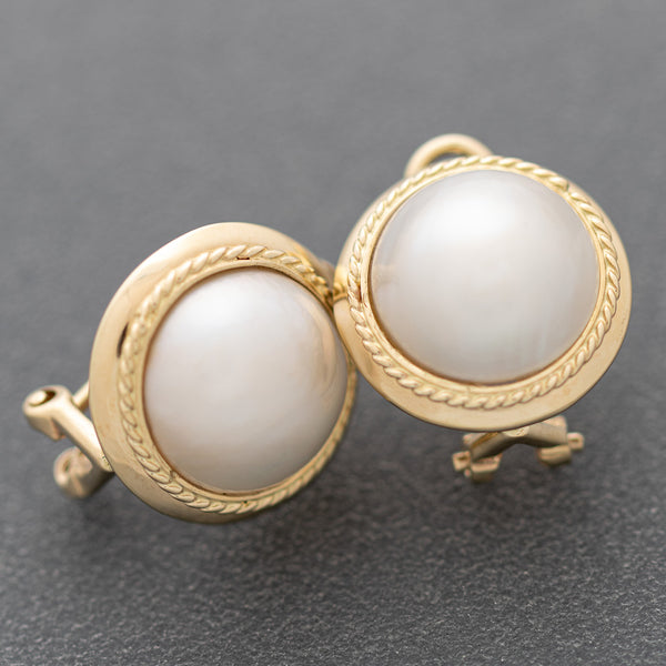 Aretes estriados con media perla en oro amarillo 14 kilates.