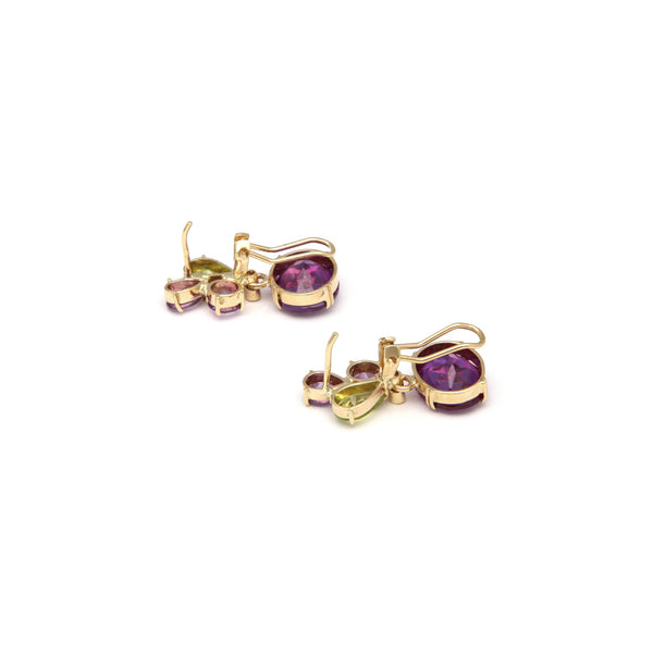 Juego de anillo y aretes estilizados con colgantes de alejandrinas y sintéticos en oro amarillo 14 kilates.