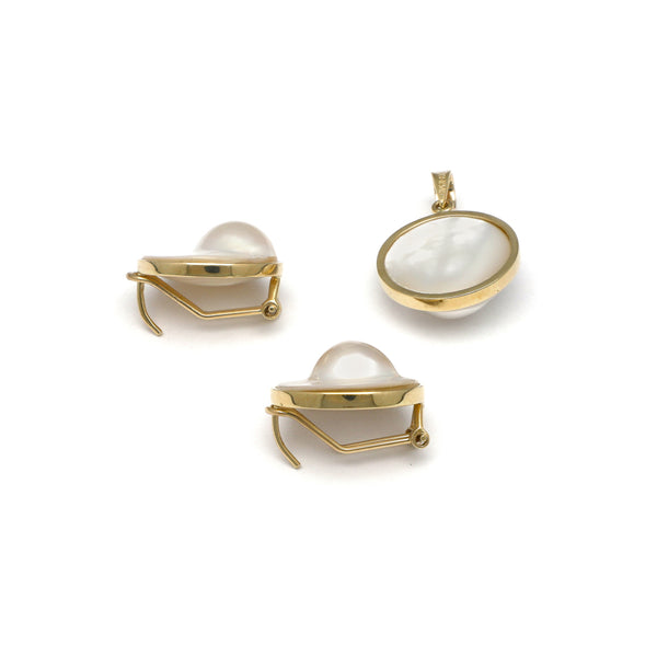 Juego de dije y aretes diseño especial con media perla blíster en oro amarillo 14 kilates.