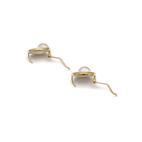 Juego de dije y aretes diseño especial con media perla blíster en oro amarillo 14 kilates.